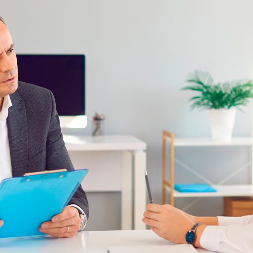 Obstáculos que enfrentan los jóvenes al buscar empleo hoy (y qué capacidades los llevarán al éxito, según un experto de LinkedIn)